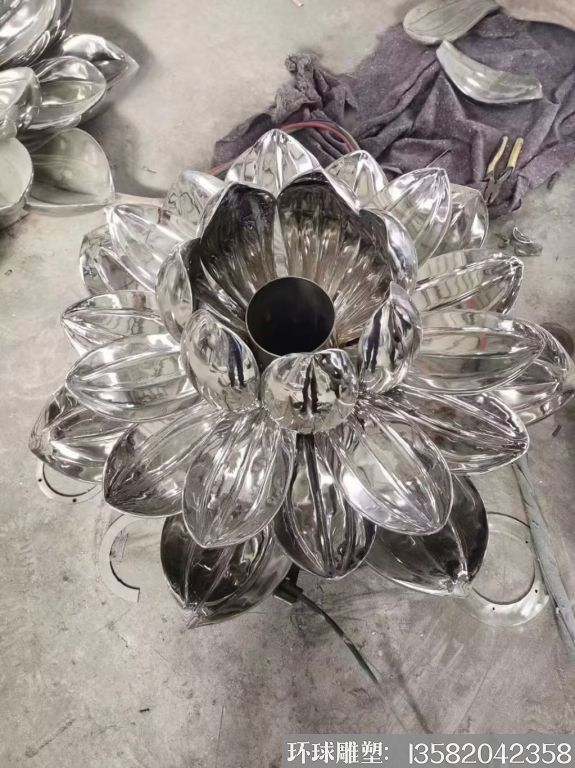 不锈钢莲花镜面效果,荷花景观装饰雕塑4 不锈钢莲花镜面效果,荷花景观装饰雕塑4